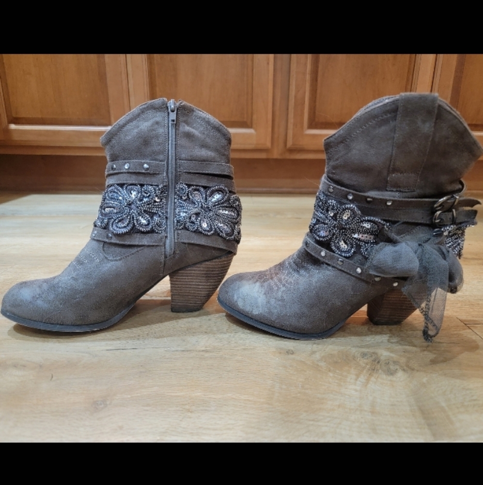 Not Rated Brown Western Boot with Bow and Sequins. Size 8.5